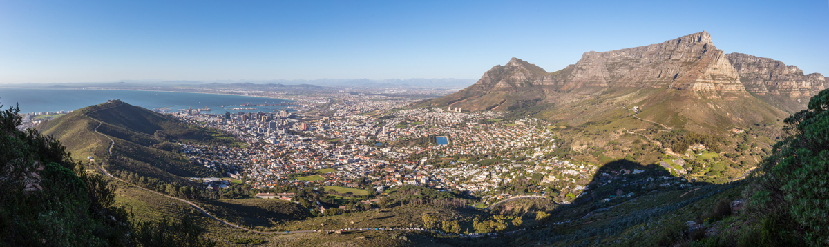 Cape Town City Bowl, with Table Mountain, viewed from Signal Hill (Photograph courtesy of Diego Delso)